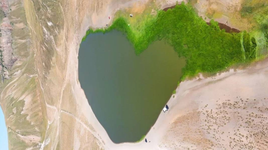 Nemrut'un simgesi susuz kaldı: Kalp Gölü şeklini kaybediyor 3